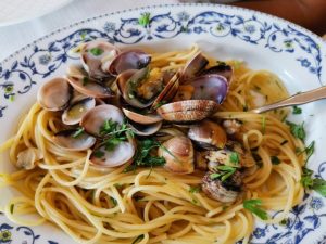 Gli spaghetti con le vongole. Ecco come si puliscono le vongole