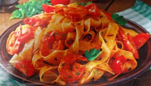 Tagliatelle con gamberi, pomodorini ed erbe