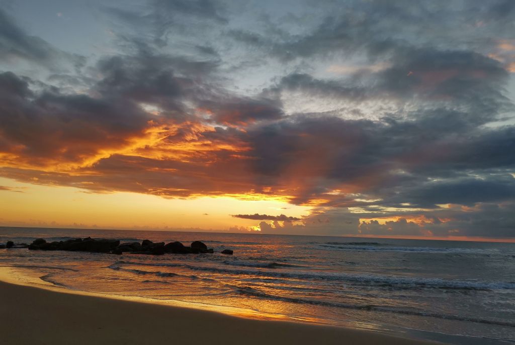 La bellezza di un tramonto sulla spiaggia di Donnalucata