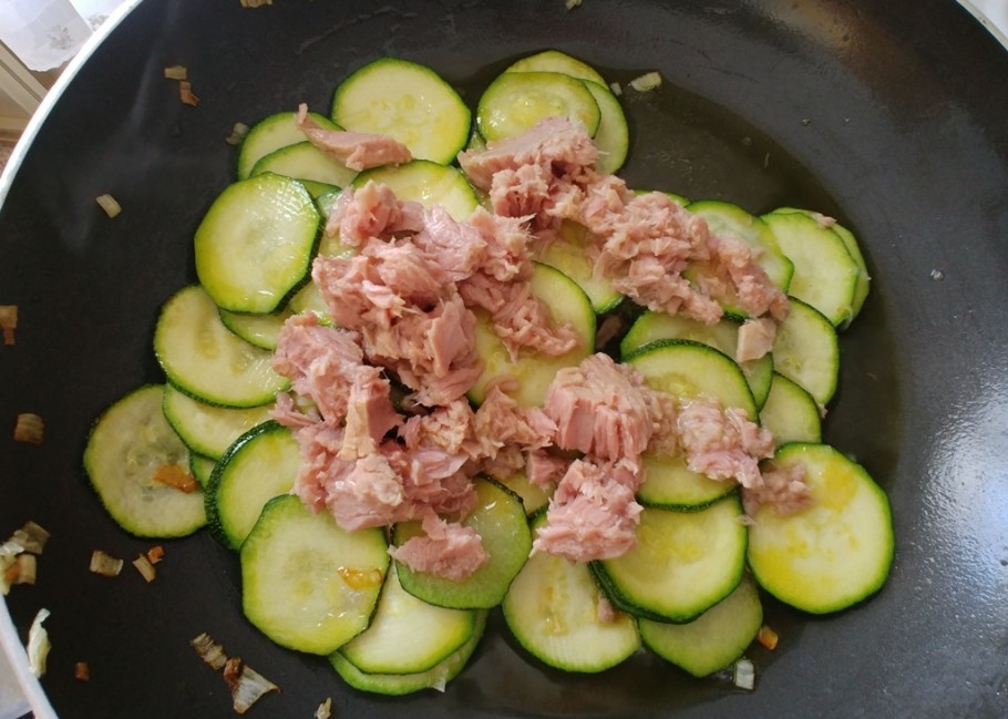 orecchiette zucchine tonno e pomodoro