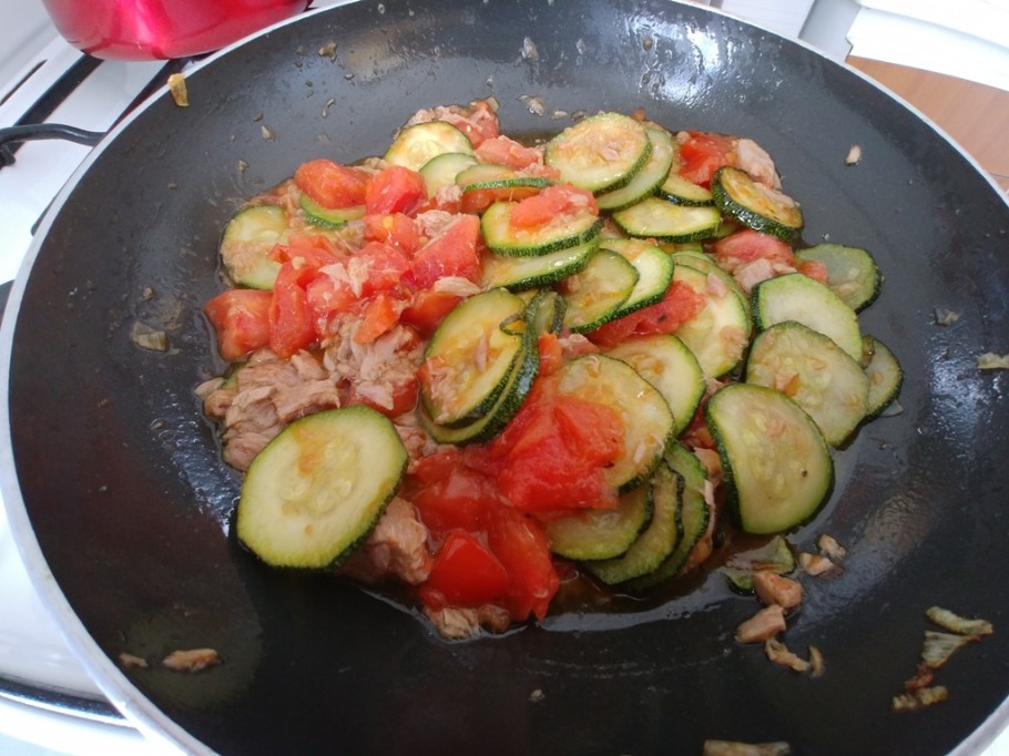 orecchiette zucchine tonno e pomodoro
