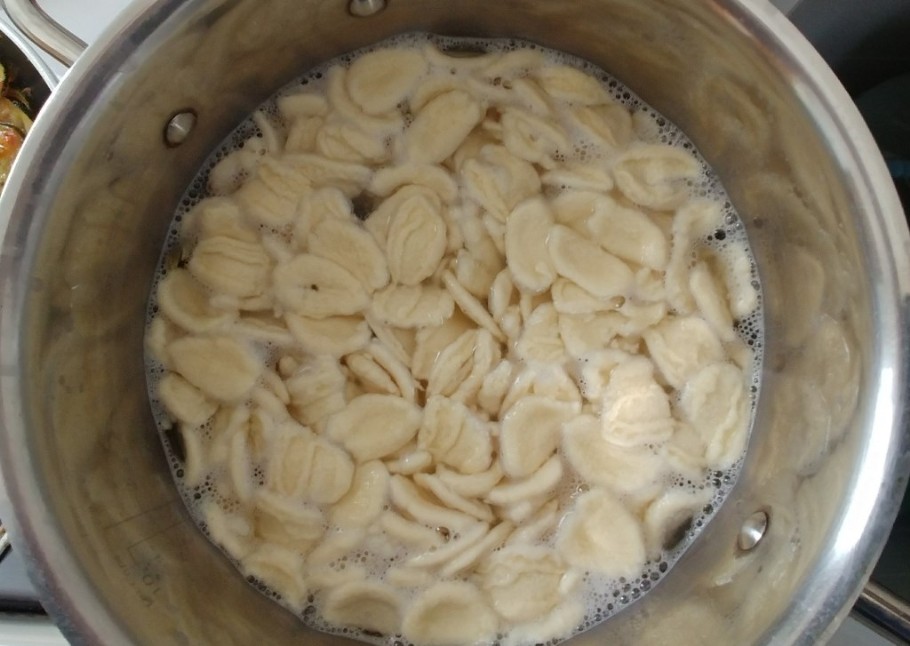 orecchiette zucchine tonno e pomodoro