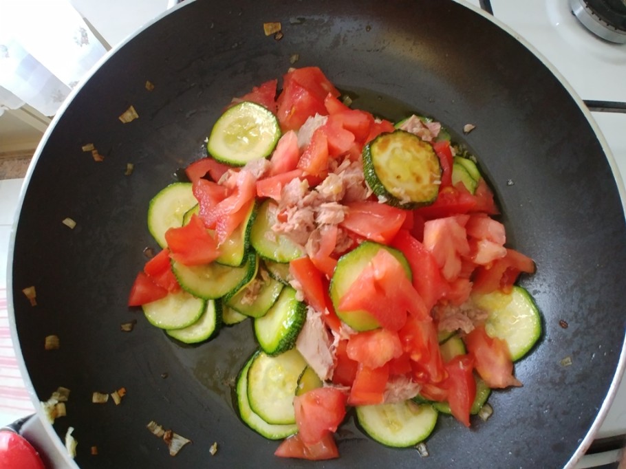 orecchiette zucchine tonno e pomodoro