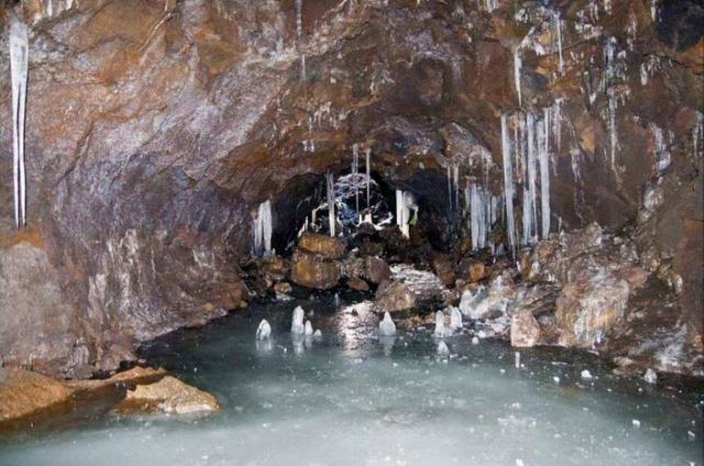 Entrare nella Grotta del Gelo è un'esperienza surreale
