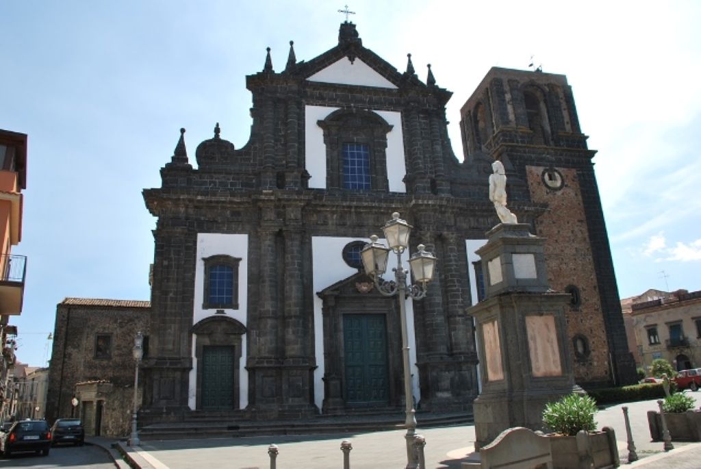 È il monumento più iconico della città. Costruita interamente in blocchi di pietra lavica nera