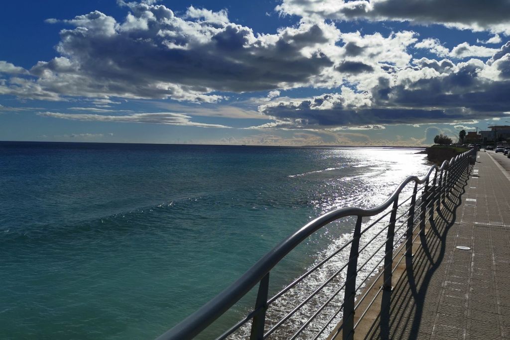 Lungomare di Avola riqualificato e turisti