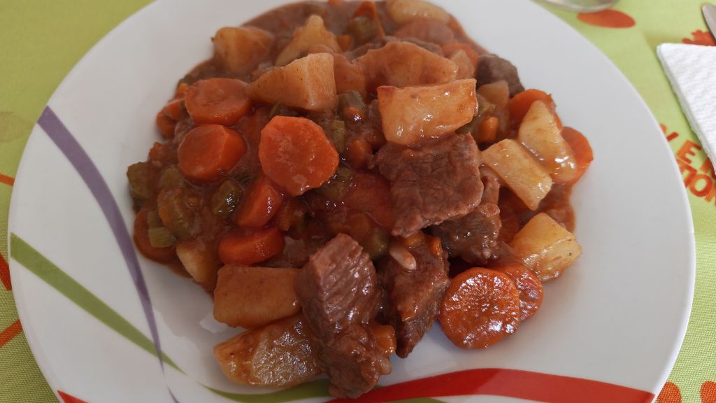 Spezzatino con patate servito